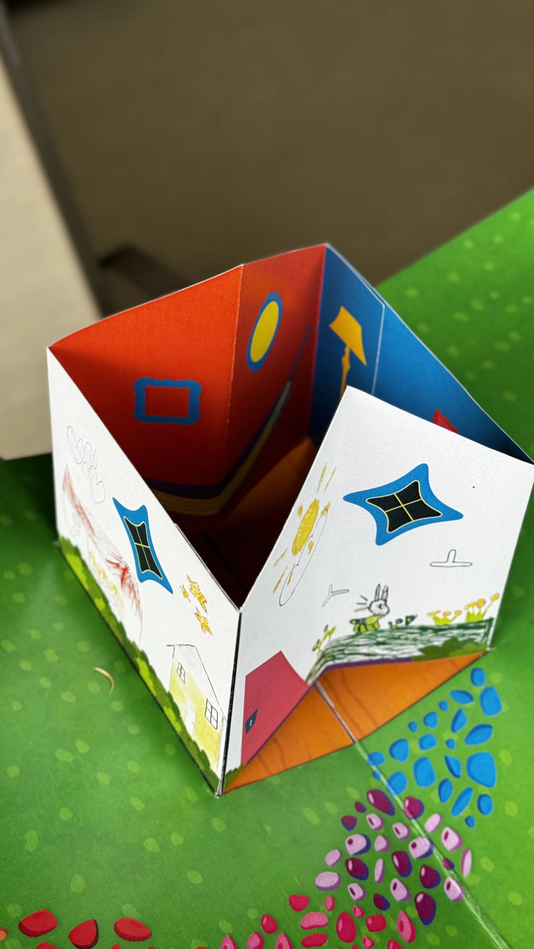 Livro pop-up A Casa aberto