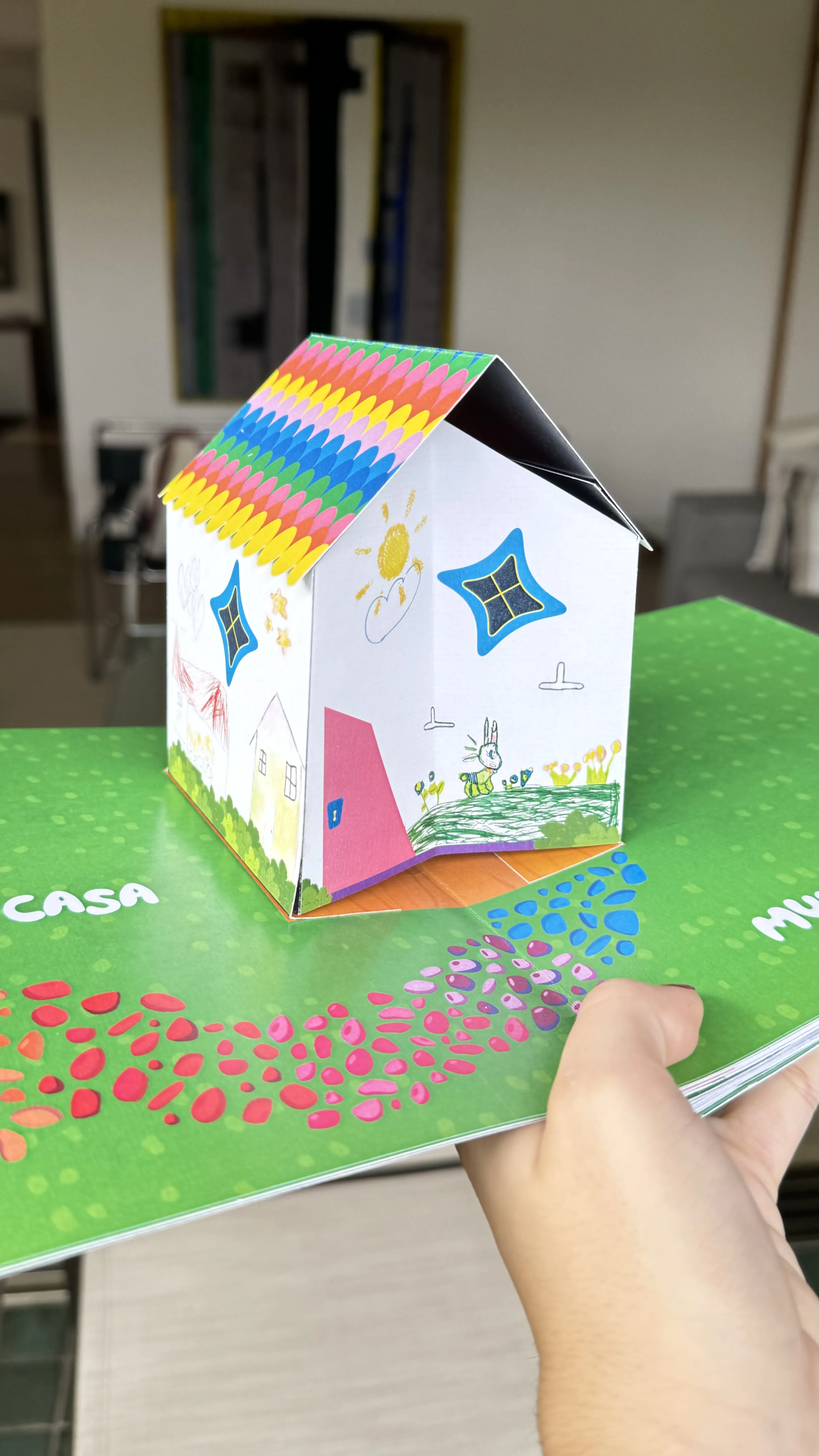 Livro pop-up A Casa fechado